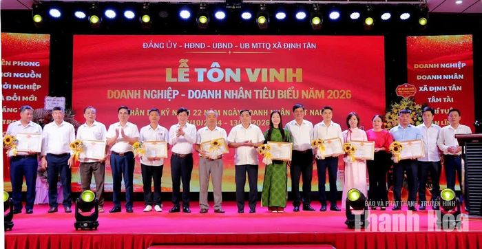 Các đồng chí lãnh đạo xã Định Tân trao Giấy khen cho các tập thể và cá nhân tiêu biểu.