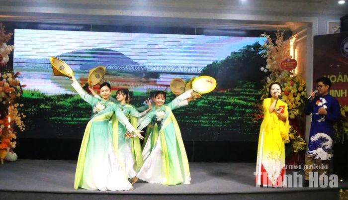 Tiết mục văn nghệ tại buổi tọa đàm.