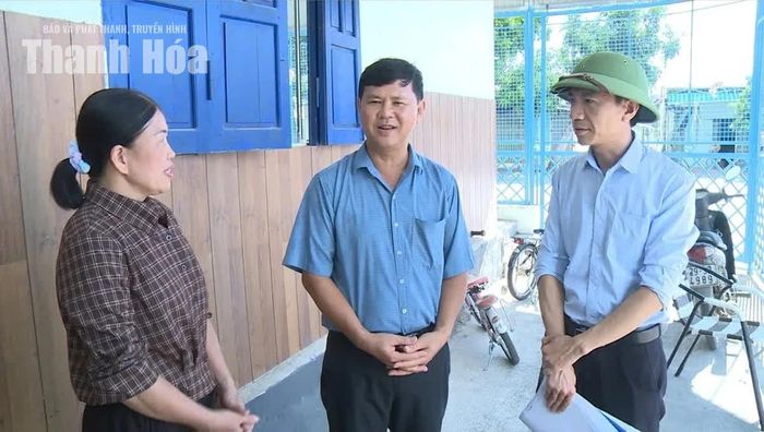 Cán bộ UBND xã Định Hòa vận động bà Hoàng Thị Ninh, thôn Đắc Trí, xã Định Hòa.