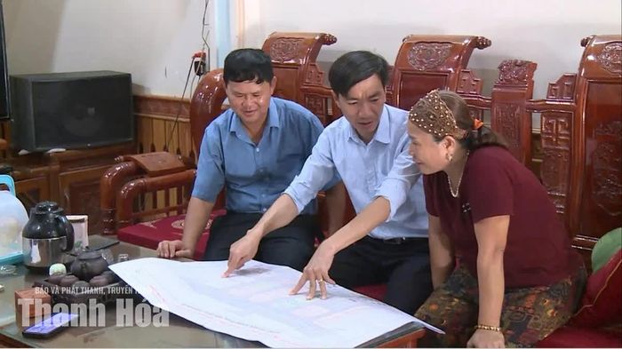 Cán bộ Phòng Kinh tế xã Định Hòa trao đổi thông tin về dự án đến hộ dân bị ảnh hưởng.