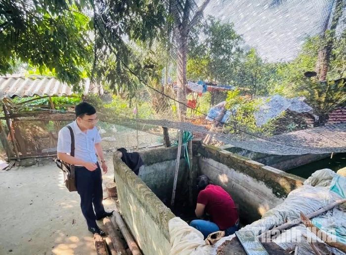 Cán bộ CDC Thanh Hóa điều tra, giám sát dịch tễ tại thôn Lam Sơn, xã Minh Sơn.