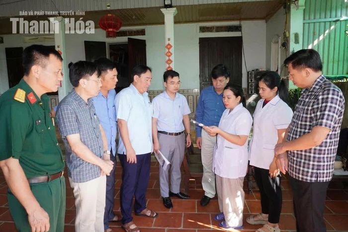 Đoàn Giám sát của CDC Thanh Hóa chỉ đạo công tác khoanh vùng, xử lý ổ dịch tại Phố Thiều, xã Triệu Sơn.