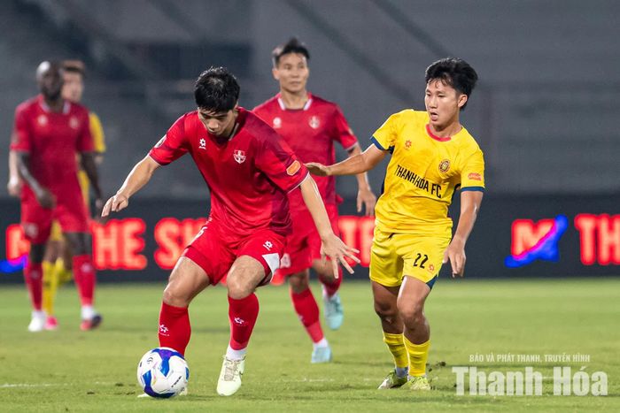 Damoth (phải) ghi bàn nâng tỉ số 2-1.
