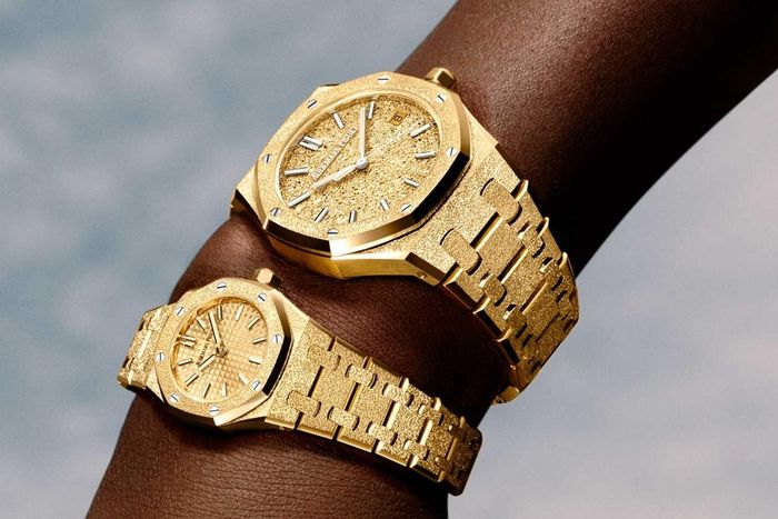 Mẫu đồng hồ Audemars Piguet Royal Oak mini bằng vàng. Ảnh: Audemars Piguet