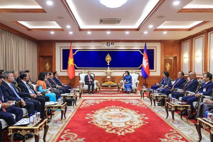 Thủ tướng nhấn mạnh Việt Nam luôn coi trọng và dành ưu tiên cao cho việc củng cố, phát triển quan hệ láng giềng tốt đẹp, hữu nghị truyền thống, hợp tác toàn diện, bền vững lâu dài với Campuchia - Ảnh: chinhphu.vn/Nhật Bắc