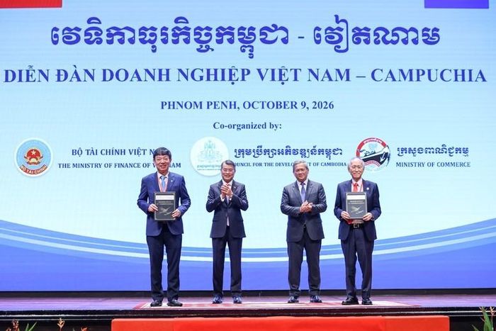 Dưới sự chứng kiến của hai Thủ tướng, các cơ quan, doanh nghiệp hai nước trao các văn kiện hợp tác - Ảnh: chinhphu.vn/Nhật Bắc