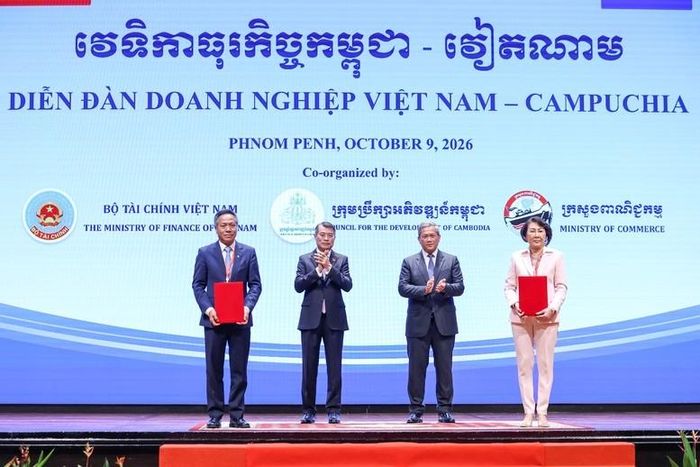 Dưới sự chứng kiến của hai Thủ tướng, các cơ quan, doanh nghiệp hai nước trao các văn kiện hợp tác - Ảnh: chinhphu.vn/Nhật Bắc