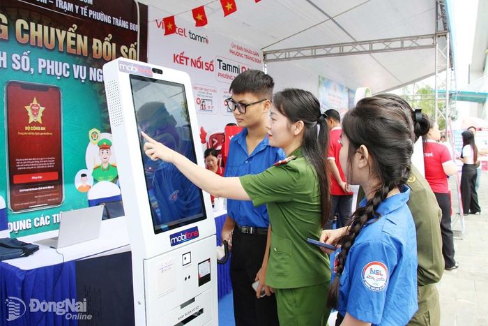 Không gian giới thiệu các ứng dụng, tiện ích số tại lễ phát động hưởng ứng Ngày Chuyển đổi số quốc gia và tuần lễ học tập suốt đời ở phường Trảng Bom, thành phố Đồng Nai vào đầu tháng 10/2026. Ảnh: Hải Quân/Báo Đồng Nai.