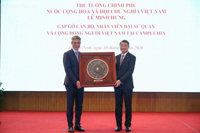 Thủ tướng tặng quà cộng đồng và các cơ quan đại diện Việt Nam tại Campuchia - Ảnh: chinhphu.vn/Nhật Bắc