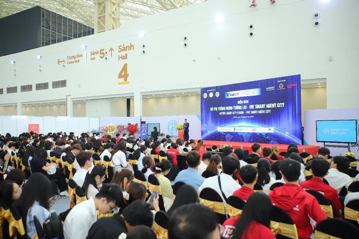 Toàn cảnh diễn đàn.