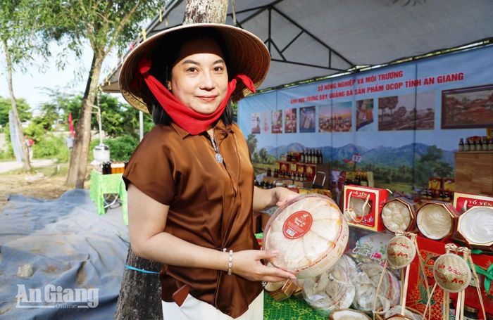 Sắc màu thổ cẩm và các sản phẩm OCOP đặc trưng của An Giang góp phần giới thiệu nét đẹp làng nghề địa phương.
