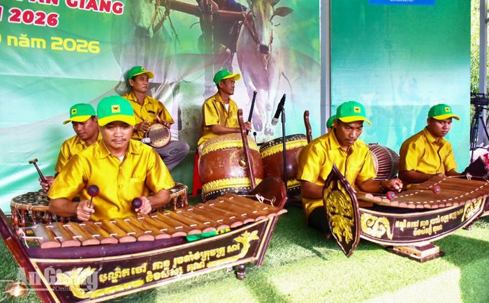 Dàn nhạc ngũ âm rộn ràng "tiếp lửa", khuấy động không khí vui tươi của lễ hội.