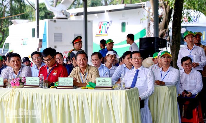 Đại biểu tham dự lễ khai mạc.