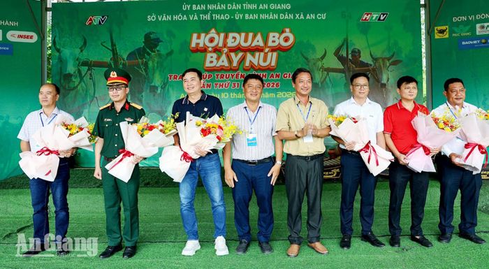 Ban Tổ chức tặng quà cho các đơn vị tài trợ.