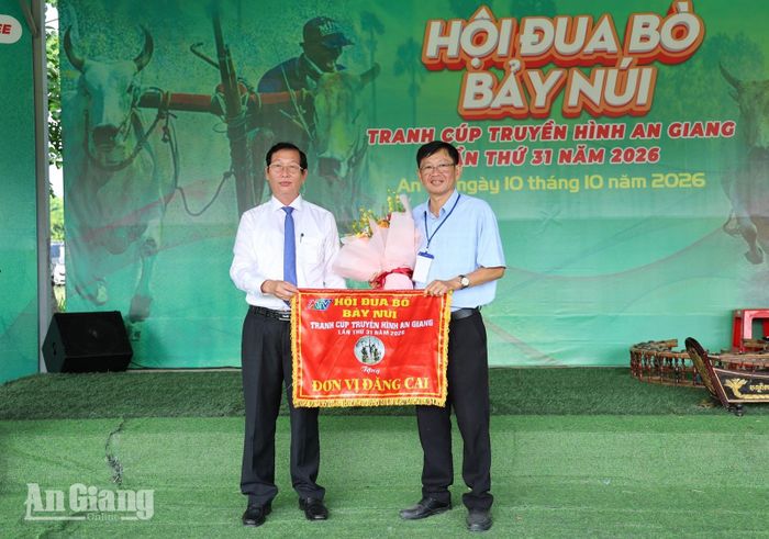 Phó Chủ tịch UBND tỉnh An Giang Lê Văn Phước tặng quà cho đơn vị đăng cai.