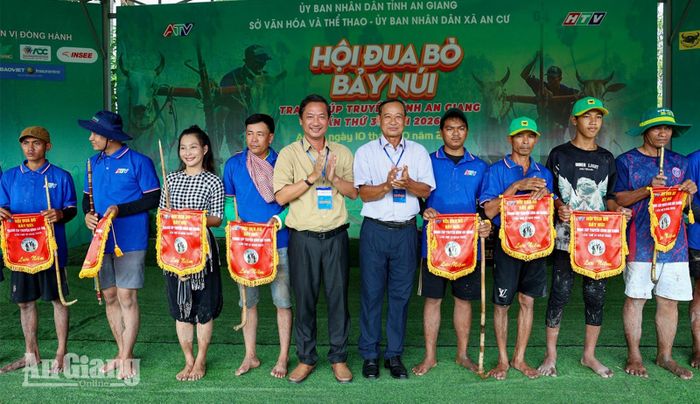 Ban Tổ chức tặng cờ lưu niệm cho các chủ bò.