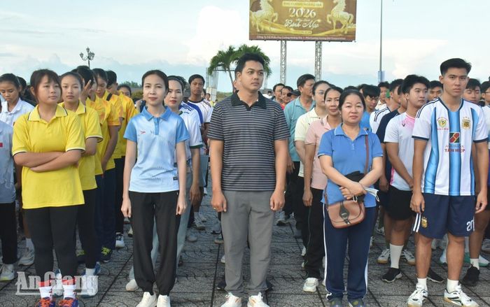 Các lực lượng, vận động viên tham dự lễ phát động.