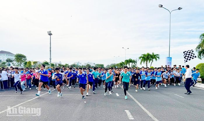 Các lực lượng, vận động viên, người dân tham gia đi bộ, chạy bộ đồng hành.