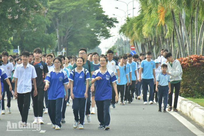 Học sinh tham gia đi bộ trên đường Tôn Đức Thắng, phường Rạch Giá.