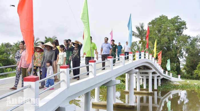 Đại biểu và người dân tham quan cầu Kênh 6.