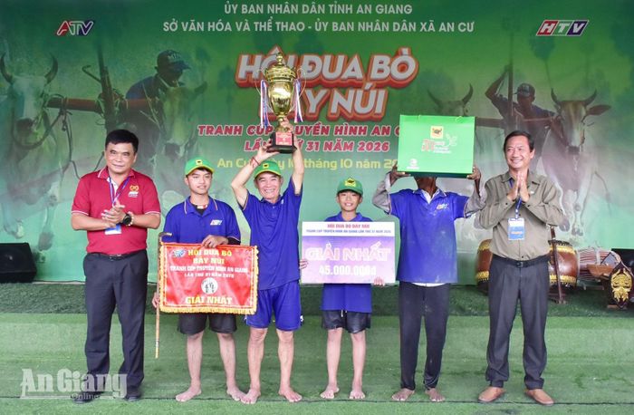 Ông Nguyễn Thành Tài đoạt cúp vô địch Hội đua bò Bảy Núi tranh cúp truyền hình An Giang năm 2026.