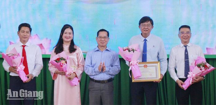 Đại diện các tập thể nhận bằng khen của Chủ tịch UBND tỉnh An Giang.