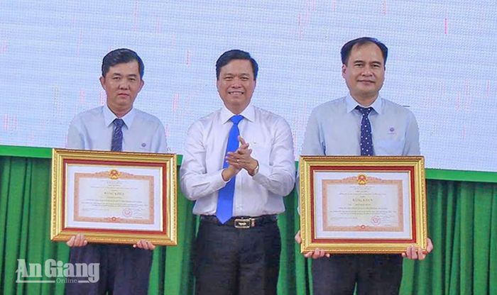 Hai cá nhân nhận bằng khen của Thủ tướng Chính phủ.