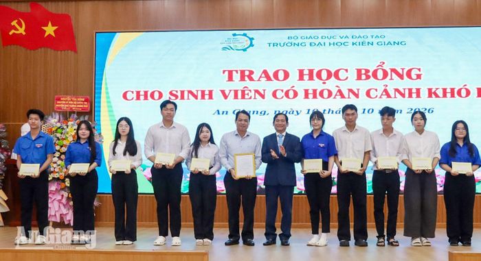 Bộ Chỉ huy Quân sự TP. Cần Thơ tặng học bổng cho sinh viên có hoàn cảnh khó khăn.