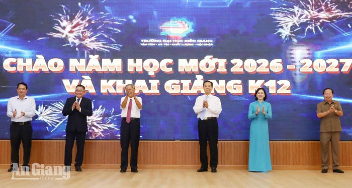 Đại biểu thực hiện nghi thức khai giảng năm học mới.