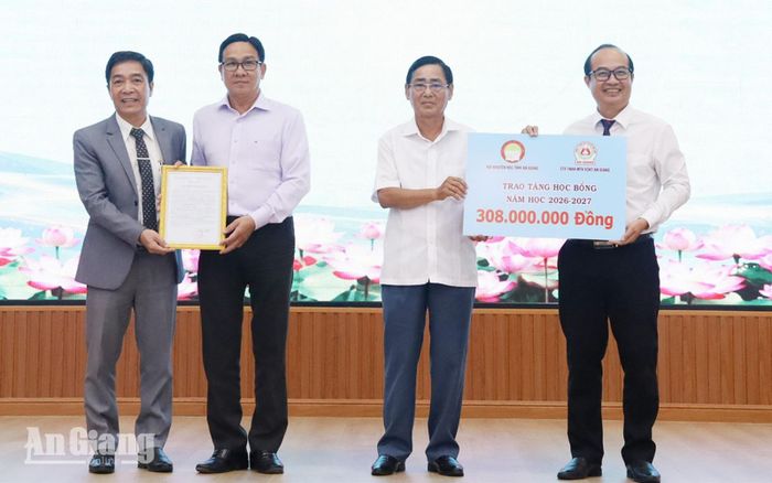 Hội Khuyến học tỉnh An Giang và Công ty Xổ số Kiến thiết An Giang trao bảng tượng trưng tài trợ học bổng cho nhà trường.
