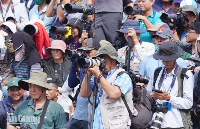Hàng trăm "tay máy" chuyên và không chuyên hào hứng "săn" những góc bấm đắt giá.
