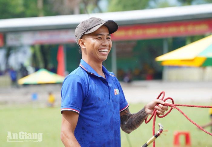 Nụ cười rạng rỡ của nài bò sau cuộc tranh tài.