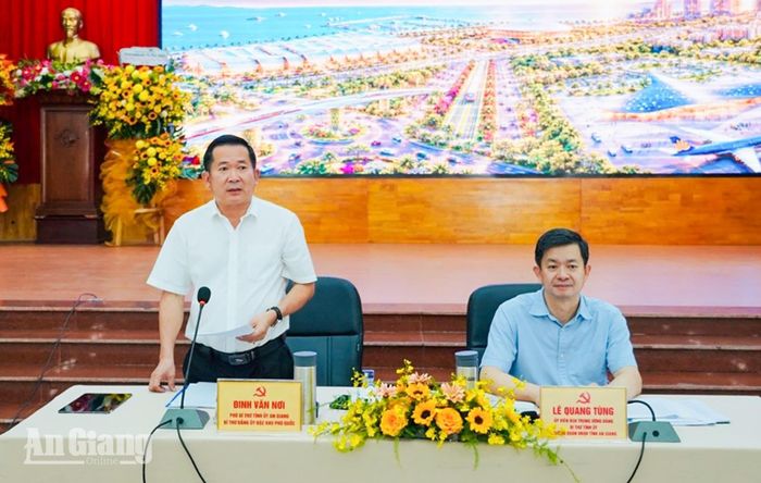 Đồng chí Đinh Văn Nơi, Phó Bí thư Tỉnh uỷ An Giang, Bí thư Đảng ủy Đặc khu Phú Quốc phát biểu tại hội nghị