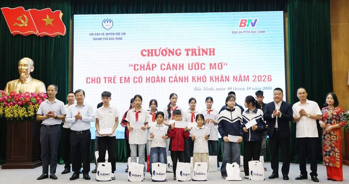  Các đại biểu trao quà và học bổng cho học sinh có hoàn cảnh khó khăn. 