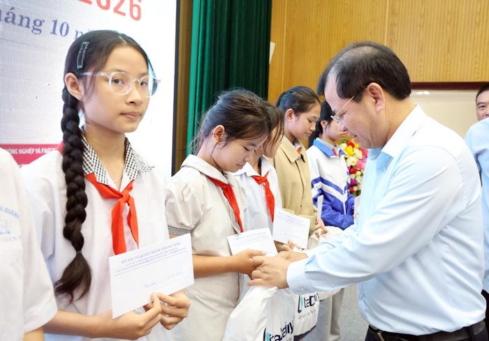  Đồng chí Phan Thế Tuấn trao học bổng cho các em tham gia chương trình. 