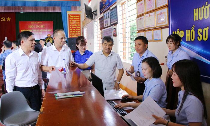  Đại biểu tham quan mô hình tại Nhà văn hóa thôn Phúc Mãn. 