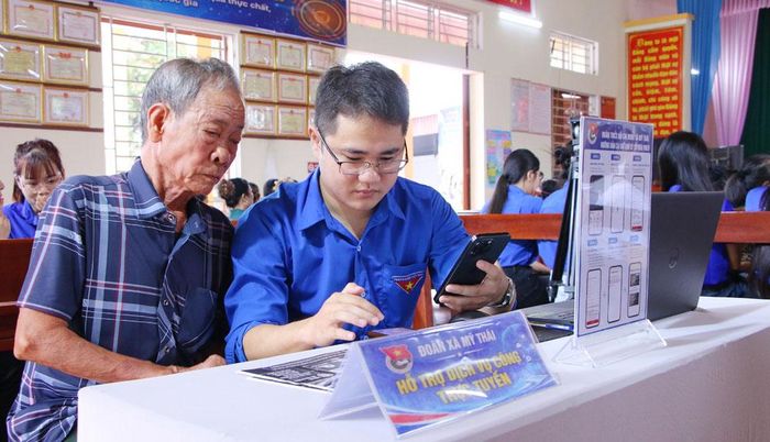  Đoàn viên thanh niên xã hướng dẫn người dân giải quyết thủ tục hành chính tại Nhà văn hóa thôn Phúc Mãn.  