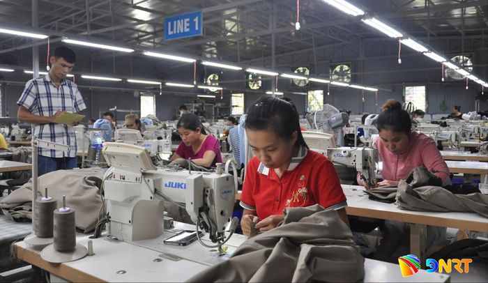 Những tháng cuối năm, các doanh nghiệp xuất khẩu tăng tốc nhằm cán đích mục tiêu tăng trưởng. TRONG ẢNH: Hoạt động may mặc tại một doanh nghiệp trên địa bàn Nông Sơn. Ảnh: V.ANH