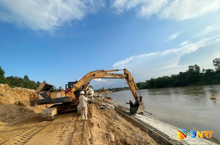 Công trình kè khẩn cấp sông Vu Gia, khu vực thị trấn Ái Nghĩa (cũ) do xã Đại Lộc làm chủ đầu tư. Ảnh: CÔNG TÚ