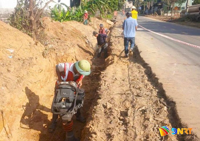 Đơn vị thi công đang khẩn trương hoàn thiện hạ tầng kỹ thuật tuyến đường Sơn Phước (xã Bà Nà). Ảnh: NGỌC QUỐC