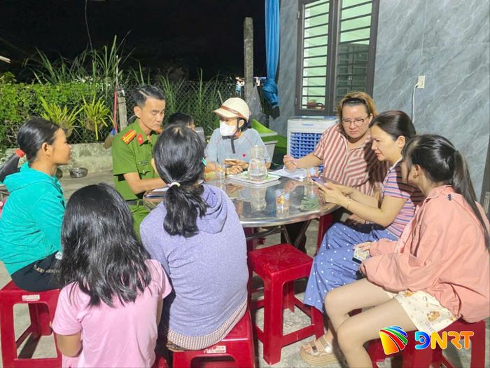 Tổ công nghệ số cộng đồng thôn Tây Trà (xã Quế Sơn) đến nhà hướng dẫn người dân sử dụng dịch vụ công trực tuyến. Ảnh: ĐVCC