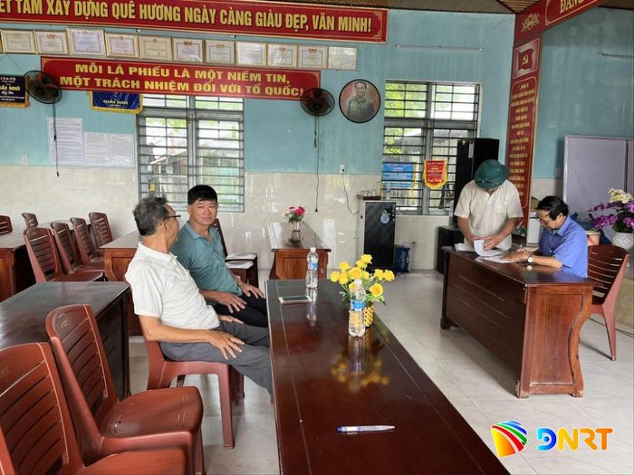 Tổ công nghệ số cộng đồng xã Duy Xuyên hướng dẫn người dân cài đặt định danh điện tử VNeID. Ảnh: ĐVCC