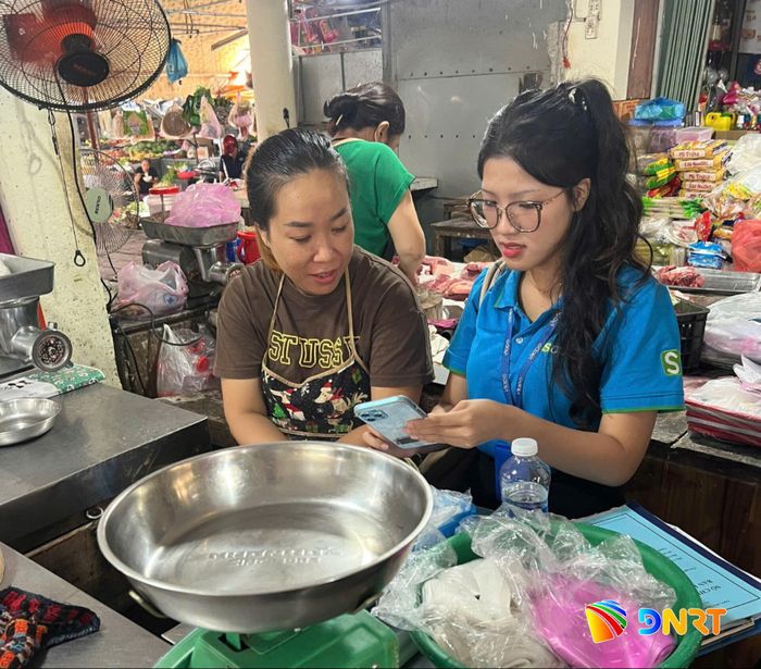 Phường Hội An Tây đưa các giải pháp số đến trực tiếp người dân, hộ kinh doanh. Ảnh: UBND phường