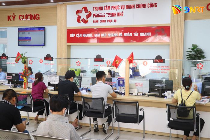 Người dân thực hiện thủ tục tại Trung tâm Phục vụ hành chính công phường Thanh Khê. Ảnh: KIM THỦY