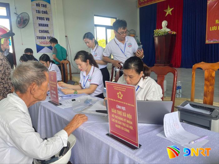 Mô hình “Dịch vụ công lưu động” xã Tam Anh đưa cán bộ về tận khu dân cư hỗ trợ người dân thực hiện định danh điện tử vào ngày Chủ nhật. Ảnh: UBND xã