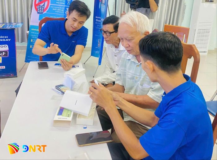 Thanh niên phường Thanh Khê hướng dẫn người dân các tiện ích số. Ảnh: TRẦN TRÚC