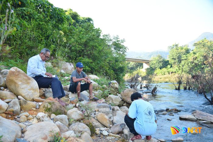 Tổ giám sát và bảo vệ sức khỏe dòng sông đang kiểm tra, xét nghiệm nguồn nước sông Cu Đê tại khu vực suối Vũng Bọt. Ảnh: XUÂN DŨNG