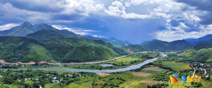 Dòng sông Cu Đê chảy qua những cánh đồng, dãy núi tại khu vực phía Tây Bắc thành phố Đà Nẵng. Ảnh: XUÂN SƠN