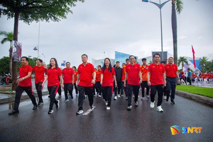 Lãnh đạo thành phố tham gia đi bộ đồng hành. Ảnh: LÂM - HUY