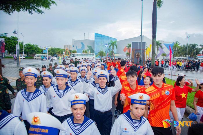 Hàng nghìn người tham gia đi bộ đồng hành. Ảnh: LÂM - HUY